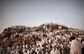 الركن الأعظم.. الحجاج يصعدون إلى جبل عرفات