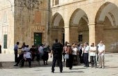 مستوطنون يواصلون اقتحام الأقصى واستدعاء 3 موظفين
