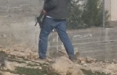 مستوطن يعتدي.jpeg