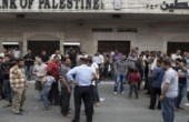 الموظفون يستلمون مستحقاتهم والبنوك تخصم الأقساط
