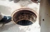 وقع هاتفهما في حفرة صحية.. فوقعا فيها وماتا!