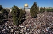مئات الآلاف يؤدون الصلاة في المسجد الأقصى