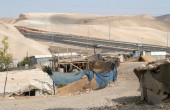 محكمة الاحتلال تؤجل النظر بأومر هدم في الخان الأحمر