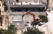 الاحتلال يهدم منشآت شمال القدس المحتلة ويخطر بآخرى في رام الله
