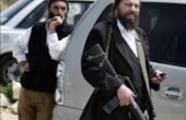 مستوطنون يعتدون على مواطن بالخليل