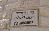 القدس المحتلة.. آلاف المسيحيين يشاركون في مسيرة الجمعة العظيمة 
