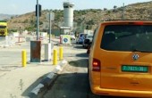 الاحتلال يوقف المواطنين ويستجوبهم على حاجز عناب في طولكرم