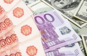 اليورو يحقق مكاسبا أمام الدولار عقب خفض توقعات منطقة اليورو