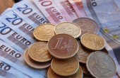 اليورو يقترب من أقل مستوى له مقابل الدولار في عامين