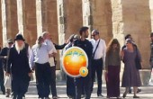 62 مستوطنا يقتحمون المسجد الأقصى بحماية قوات الاحتلال