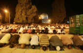 الفلسطينيون يستقبلون رمضان بإقامة صلاة التراويح في الأقصى المبارك 