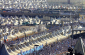 الحجاج إلى منى لقضاء يوم التروية