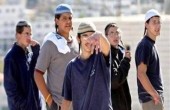 مستوطنون يطعنون شاباً من الخليل