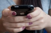 النساء يدمن رسائل الموبايل والرجال يفضلون فيس بوك