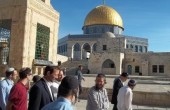 مستوطنون يقتحمون باحات الاقصى ويصعدون على صحن قبة الصخرة