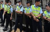 شرطة هونج كونج تزيل حواجز أقامها المحتجون في منطقة 