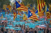 آلاف الكتالونيين يتظاهرون في برشلونة رفضا للانفصال عن إسبانية