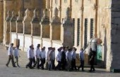 مستوطنون بقيادة حاخامتهم يقتحمون باحات الأقصى المبارك