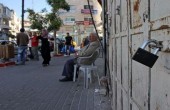 الخليل...  بيت أمر ترتدي ثياب الحداد