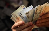 اليورو يتراجع إلى أدنى مستوياته في 9 أشهر