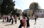 عشرات المستوطنين يقتحمون باحات الاقصى المبارك