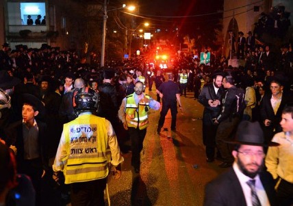 مصرع مستوطن في حادث تدافع بجنازة حاخام 