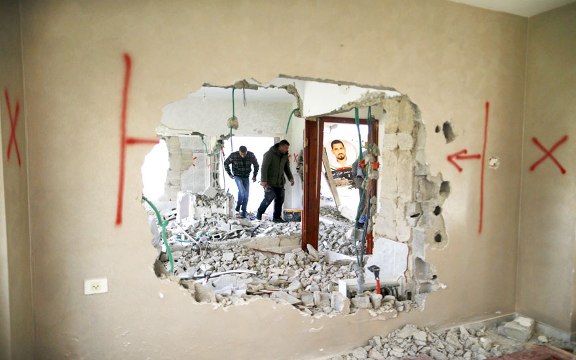 قوات الاحتلال تهدم منزلين وغرفة زراعية في بيت لحم