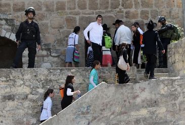 تواصل اقتحام الأقصى المبارك ومواجهات في القدس 