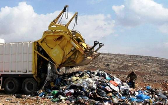 قوات الاحتلال تصادر شاحنة لجمع النفايات في نابلس