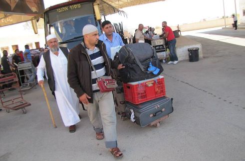 منع 7 مواطنين من السفر عبر معبر الكرامة