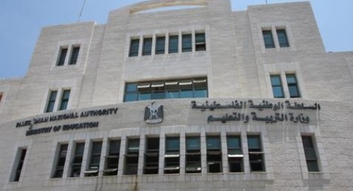 التعليم توفر مواصلات للمعلمين المتوقفة رواتبهم بغزة