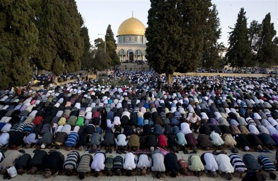 250 مصليا من أهالي غزة يؤدون الصلاة في الأقصى