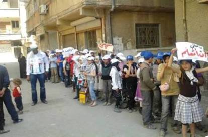 توزيع ألعاب لطلاب من مدرسة الجرمق بمخيم اليرموك