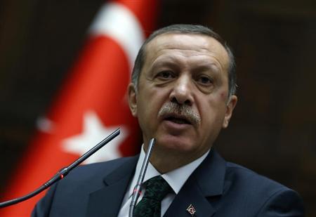 اردوغان ينسحب خلال القاء كلمة لأحد معارضيه في اجتماع بانقرة