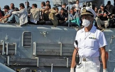 خفر السواحل الإيطالية يسيطر على سفينة تقل 450 مهاجراً