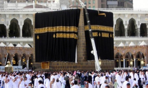 الكعبة المشرفة تتزين بكسوتها الجديدة