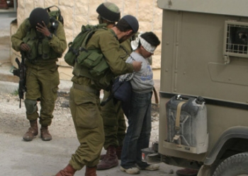 تقرير: الاحتلال يعذب الأطفال الفلسطينيين خلال اعتقالهم واستجوابهم