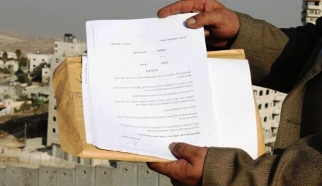 الاحتلال يخطر عائلة مخامرة بهدم منزلها