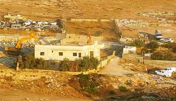 جرافات الاحتلال تهدم مبنى سكنيا في قرية الزعيم