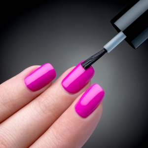 مخاطر استخدام طلاء الأظافر 