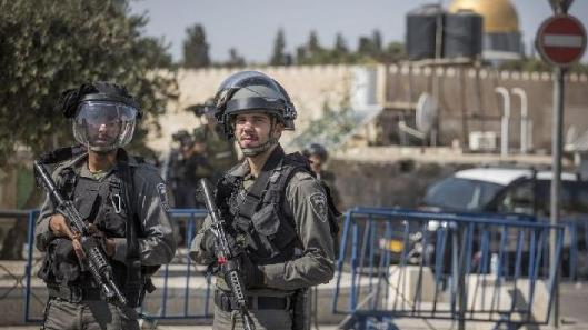 الاحتلال يبعد شاباً عن القدس 30 يوماً ويحبسه منزلياً