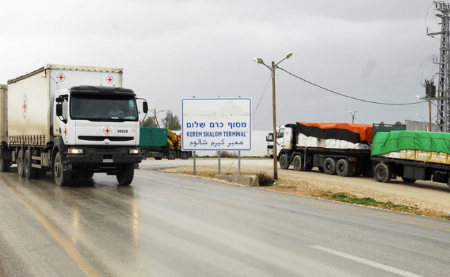 340 شاحنة إلى غزة عبر معبر أبو سالم