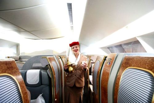 لم تعجبها طريقة تقديم المكسرات فعطلت رحلة طيران 