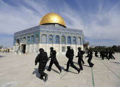 الاحتلال يعتقل 5 فلسطينيين في الأقصى بينهم مصور 