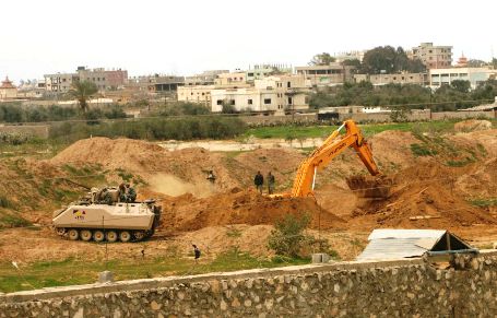 الجيش المصري بدأ بضخ المياه لتدمير أنفاق غزة