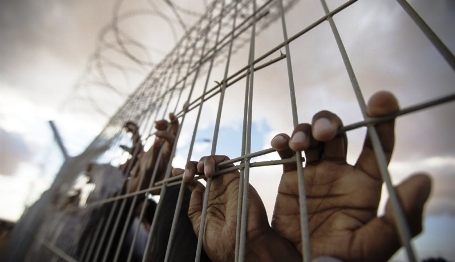 5 أسرى إداريين في معتقل النقب الصحراوي يعلنون إضرابهم عن الطعام