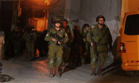 الاحتلال يعتقل 12 فلسطينيا من الضفة الغربية