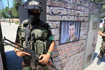 حماس تنظم معرضاً تمثيلياً يجسد عدداً من الزنازين لجنود الاحتلال