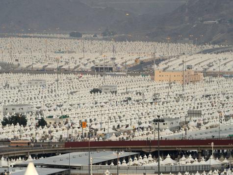 ضيوف الرحمن يبيتون في منى استعدادا للوقوف على صعيد عرفات غدا 