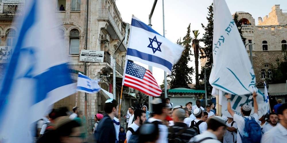 les-drapeaux-americains-flottent-aux-cotes-de-ceux-israeliens-ce-lundi-a-jerusalem.jpg